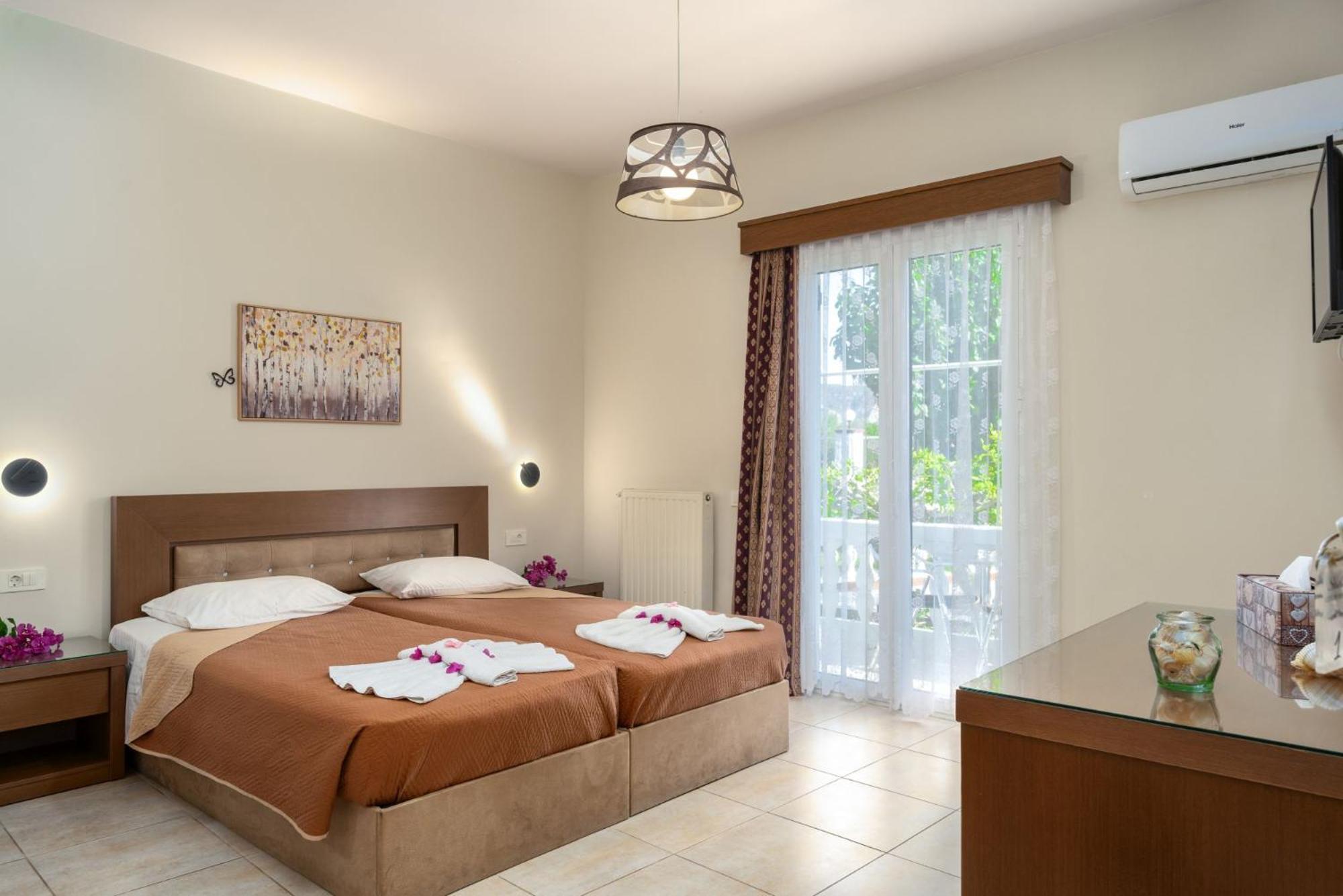 Stathis Beachfront Luxury Rooms Kalamákion Extérieur photo