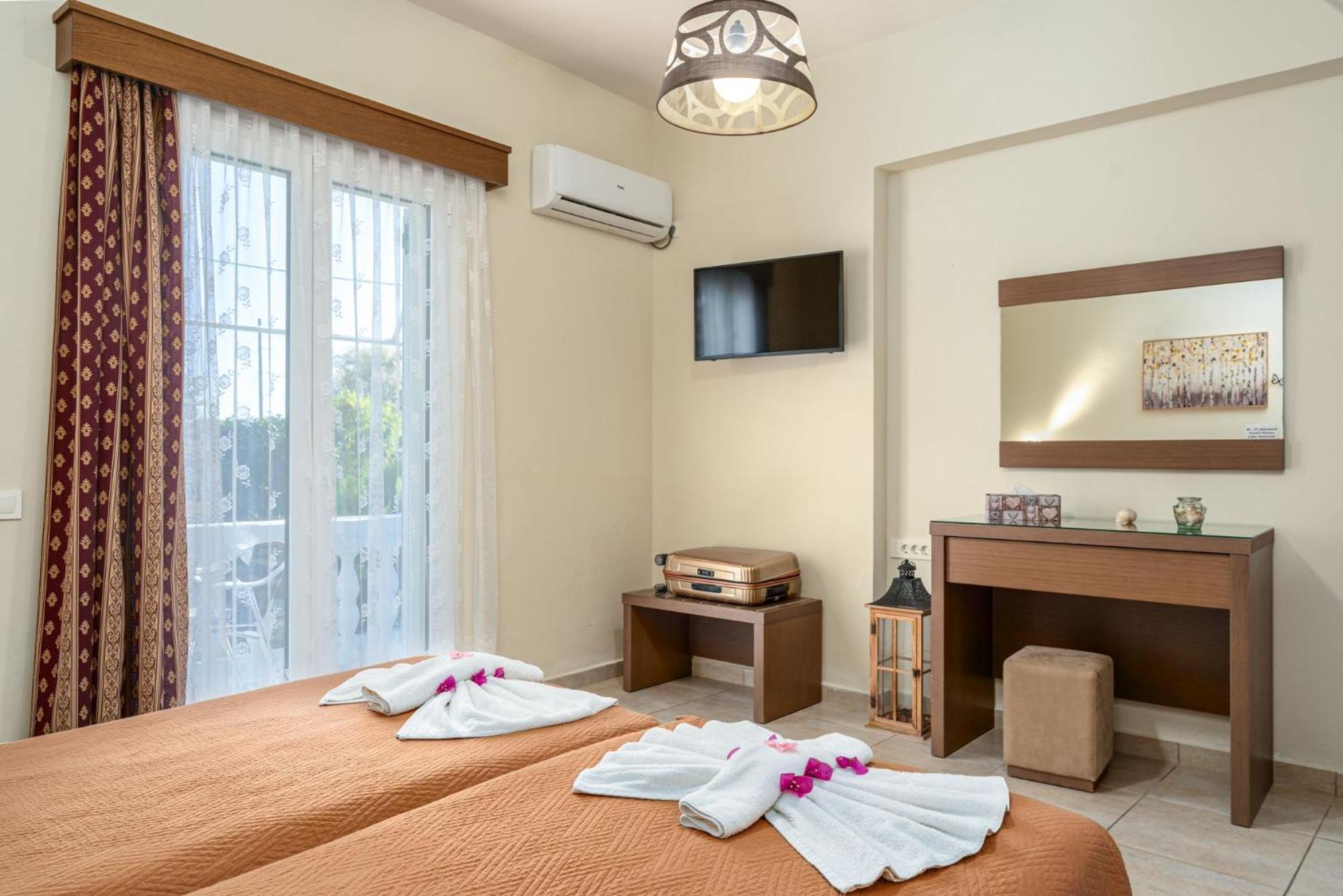 Stathis Beachfront Luxury Rooms Kalamákion Extérieur photo