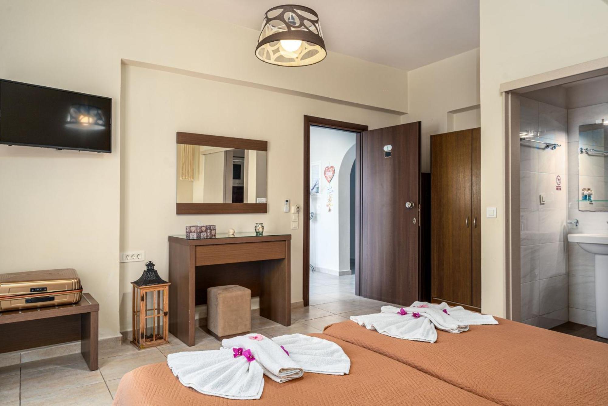 Stathis Beachfront Luxury Rooms Kalamákion Extérieur photo